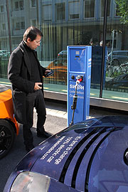 Tankstopp in München: Rafael de Mestre fährt 10.000 km durch Europa mit seinem Tesla (©Foto: Martin Schmitz)